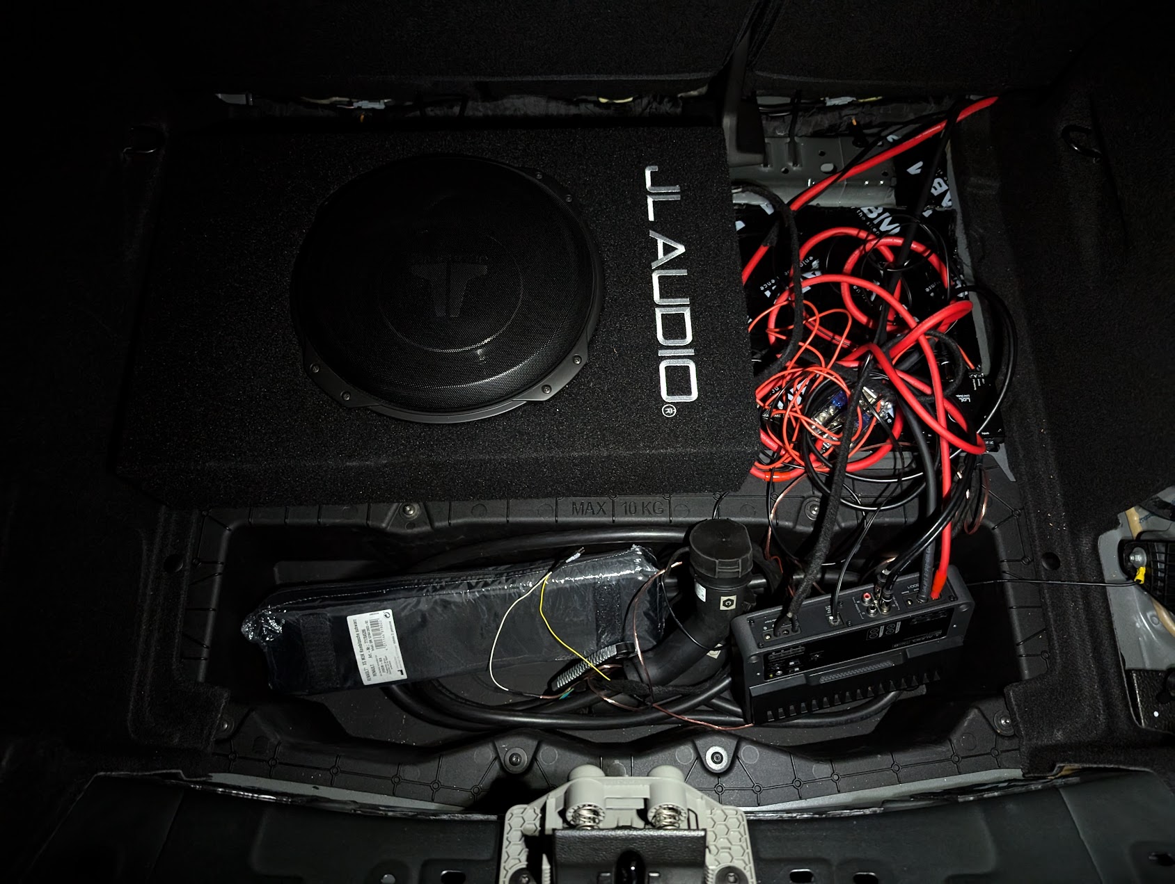 Trying to connect stuff, the problem is - Car wont give any signal on stock sub photo 1